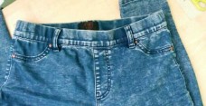 Tmavé džíny s vysokým pasem